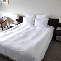 キングの広いベッド