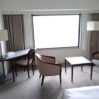 窓側に仕事ができるテーブルがあります