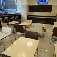 ホテルロビー　こちらで無料朝食がいただけます