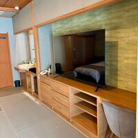 大きいテレビとエアコンのコントローラー