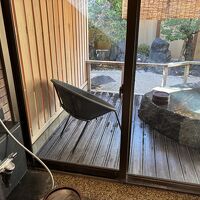 洗い場が一つ、ドライヤー、化粧水など設置有り