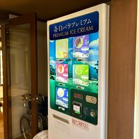 アイスの他２台ある自動販売機には飲料、アルコールがありました