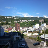 部屋からは上諏訪駅や電車が見えます。