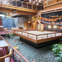 ロビーの池と滝です。鯉が泳いでいます。