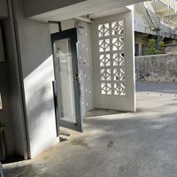 受付は入ってすぐです