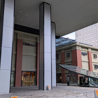 地下鉄の駅から左にすぐです。看板は有りません