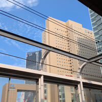 桜木町駅のホームから。中央のビルがホテルの建物です