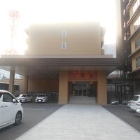 玄関、右手に坂本龍馬像があります