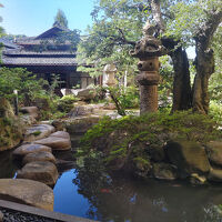 国登録有形文化財の日本家屋と庭園。