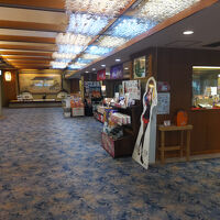 1階のフロント階。右は売店