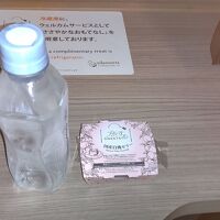 部屋の冷蔵庫には桃ゼリーとミネラルウォーターも