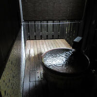 離れの客室露天風呂は源泉かけ流し