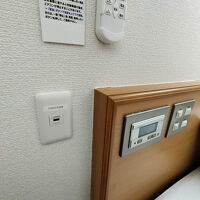 枕元に充電用の口があるのは現代的