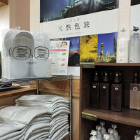 フロント横のアメニティを持って部屋にいきます