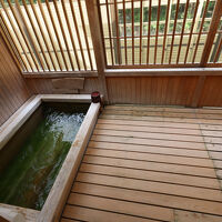 部屋温泉は半露天風呂で雰囲気良し。