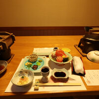 夕食は個室食での会席料理。
