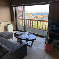 洋室。窓からは海が一望できる。