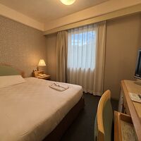 ベッド周りはちょっと古さを感じる。