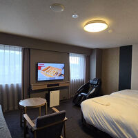 壁掛けのスマートテレビにマッサージチェアー