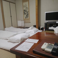 8畳間に布団は敷かれていました