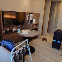 窓際から客室を撮影。天井が高い為広く感じます!