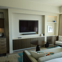 大きなソファと大きなTV