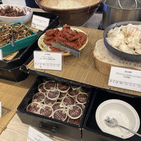 朝食ビュッフェ。地元産の食材多し。