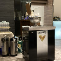 ラウンジビールはセルフだけど、ドラフトで美味しい。