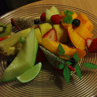ルームサービスのフルーツ盛り合わせ