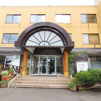 すぐ前の道路から見た入口付近