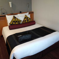 ダブルの寝心地の良いベッド