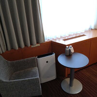 窓際にテーブルとイスがあります