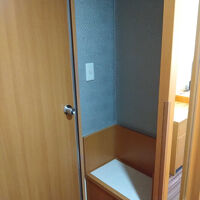 ドアを開けてすぐのところに物を置く場所がありました