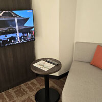 テレビにソファーにテーブルでゆっくりくつろげます