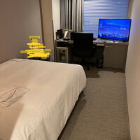 奥にテーブル、いすが配置。広さは普通です。