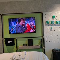 くつろいでテレビを見る